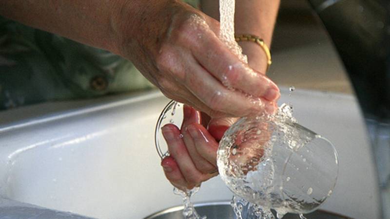 3 façons inhabituelles de nettoyer efficacement les ustensiles en cristal à bouche étroite