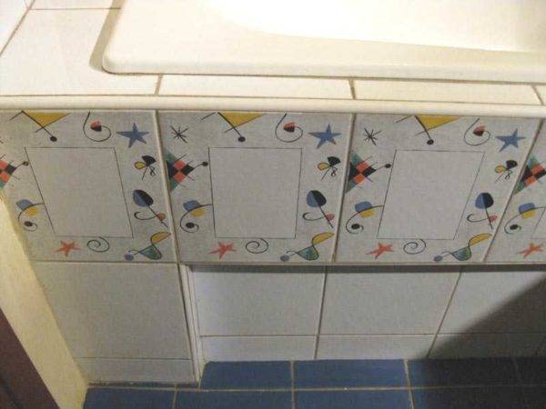 Choisir et installer un écran sous la baignoire de vos propres mains - comment tout faire de manière fonctionnelle et esthétique?