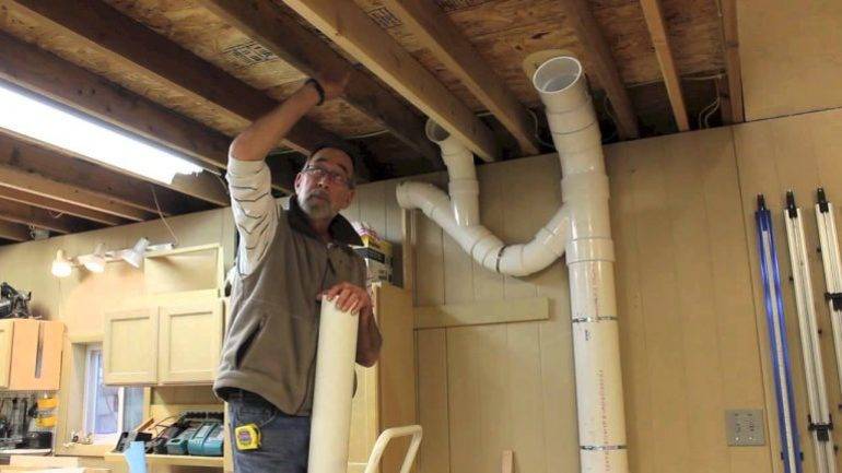 Installation de la ventilation sur le toit : installation de la sortie de ventilation et des unités d'alimentation