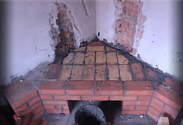 Cheminée d'angle (117 photos): conceptions à faire soi-même à l'intérieur du salon - instructions étape par étape, tailles de portail