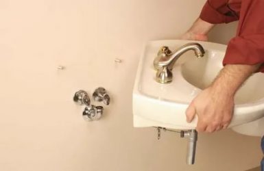 Dois-je fixer le pied de l'évier évier-tulipe avec un piédestal au sol, si nécessaire, puis avec quoi