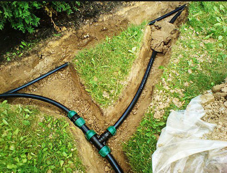 Plomberie à faire soi-même dans le pays à partir d'un puits: choix de tuyaux, schémas