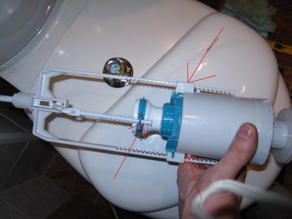 Comment installer un réservoir sur une cuvette de toilettes: fixer un réservoir sur une cuvette de toilettes de vos propres mains, comment installer un réservoir de chasse d'eau caché