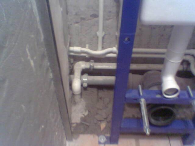 Installer une toilette murale suspendue de vos propres mains: lors de l'installation et sur une base en béton