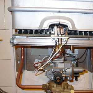 Bruit dans le tuyau de chauffage, clics, coups, clics dans les tuyaux de chauffage de l'appartement et d'une maison privée, pourquoi ils se fissurent