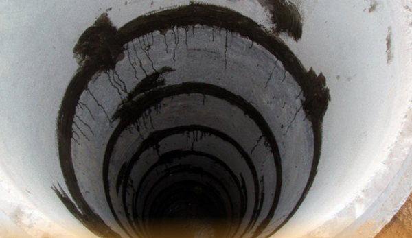 Comment fermer les coutures dans le puits des anneaux en béton