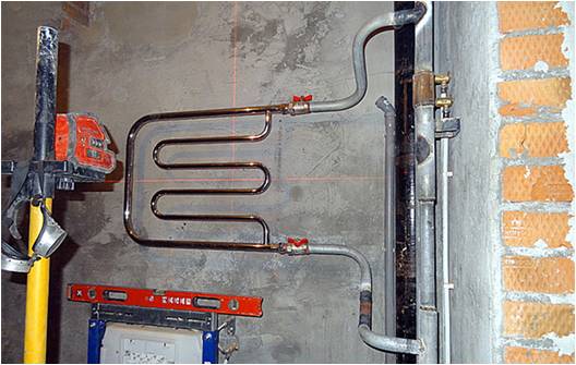 Comment remplacer un sèche-serviettes dans la salle de bain selon les règles