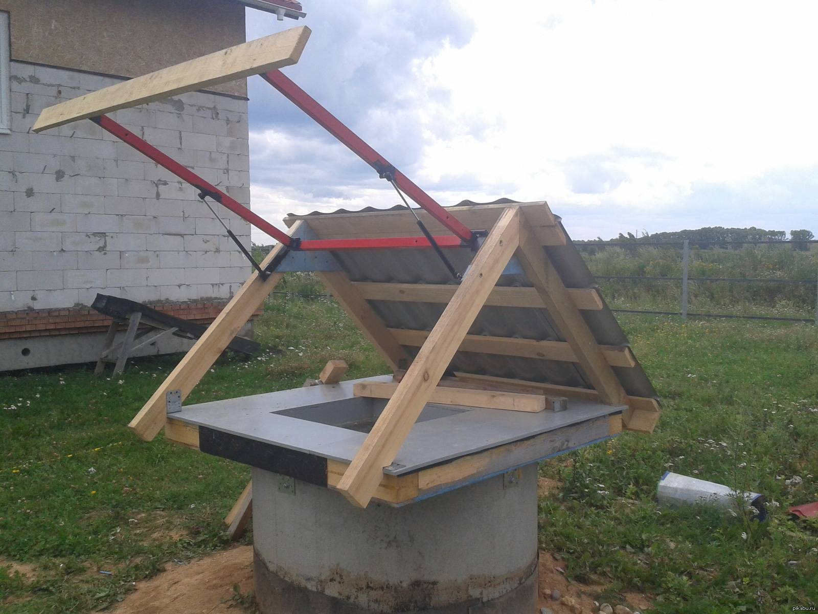 Construction pas à pas d'un toit et d'une maison pour un puits