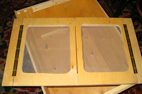 Appareils de chauffage pour chauffer les poulets dans les poulaillers