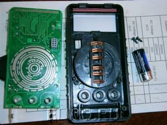 Comment vérifier la tension dans une prise avec un multimètre: règles de mesure