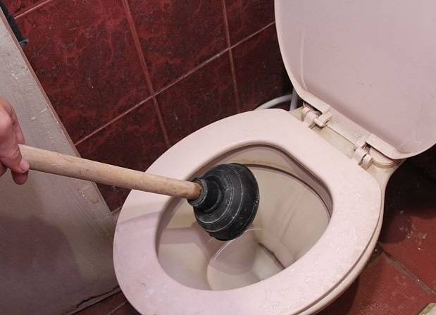 Comment nettoyer les toilettes à la maison du colmatage