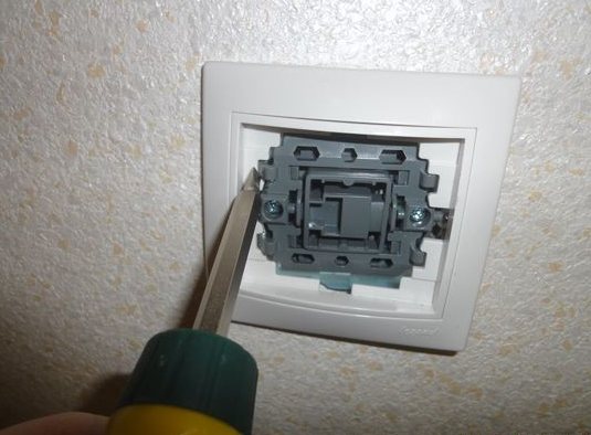 Comment démonter un interrupteur pour réparation ou remplacement