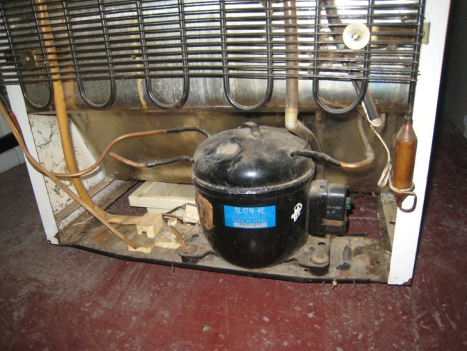 Pourquoi le réfrigérateur ne s'éteint pas, mais gèle: raisons et que faire