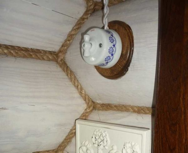 Câblage rétro ouvert dans une maison en bois: élégant et insolite