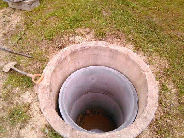 Comment approfondir un puits de vos propres mains avec des anneaux en béton, des tuyaux, creuser, filtrer