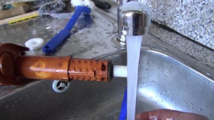 Pourquoi le bouton des toilettes ne coule pas complètement et vous devez le tenir pour le rincer complètement