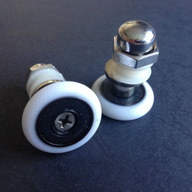 Comment faire un écran miroir sous la baignoire: instructions étape par étape