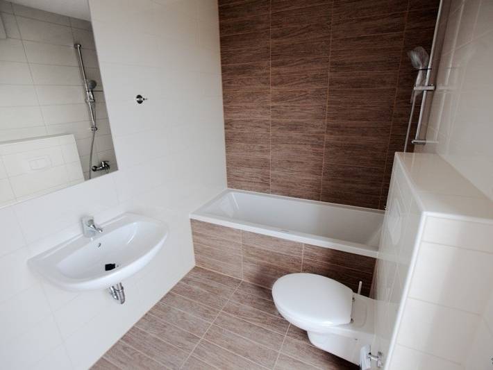 Salle de bain en panneaux plastiques : types de panneaux + petit guide de finition