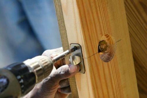 Comment installer indépendamment un loquet dans une porte intérieure: une instruction étape par étape avec une photo