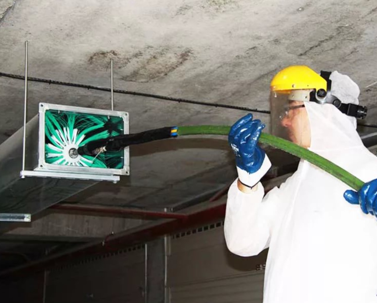 Nous nettoyons la hotte dans la cuisine rapidement et efficacement