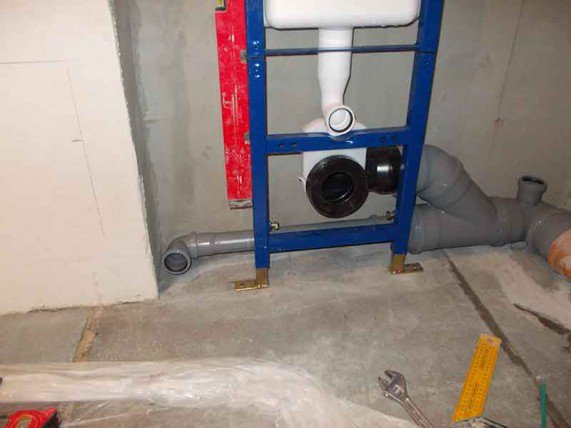 Boîte pour tuyaux dans les toilettes: un aperçu des meilleures options pour masquer les communications