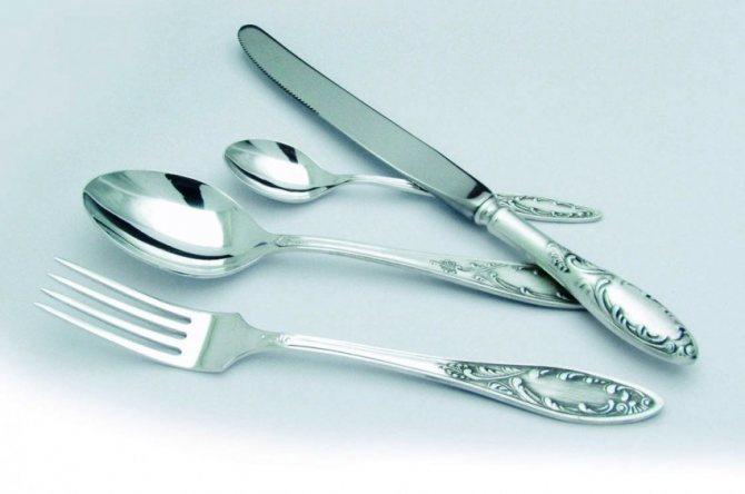 Pourquoi les fourchettes restent sales même avec une bonne ménagère : 3 façons de les laver propres