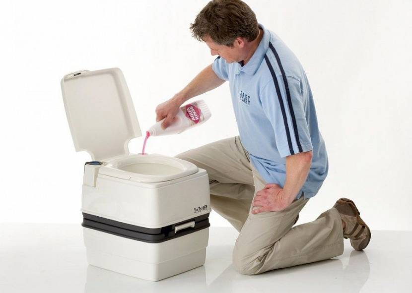 Liquide pour placard sec - qu'est-ce que c'est, une description des différents types, lequel choisir et comment le faire soi-même?