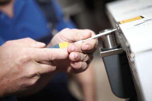 Pressostat compresseur : appareil, repérage + schéma électrique et réglage