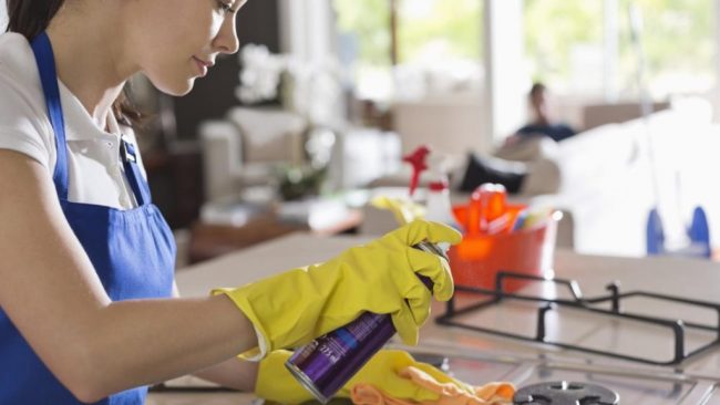 À quelle fréquence les sols doivent-ils être nettoyés et aspirés correctement ?