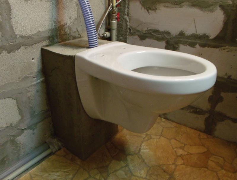 Installer une toilette murale suspendue de vos propres mains: lors de l'installation et sur une base en béton