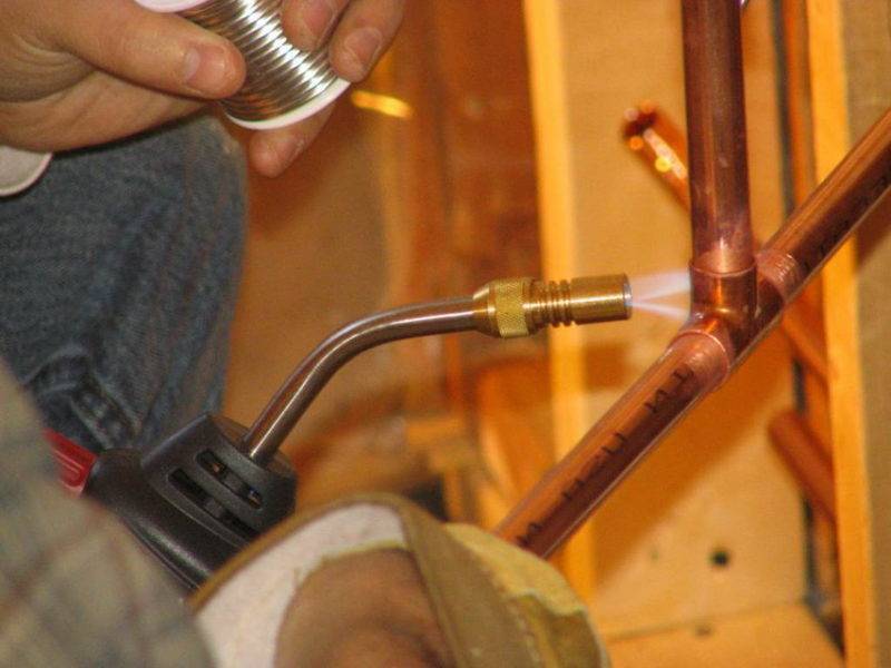 Vaut-il la peine d'utiliser des tuyaux en cuivre pour les pièges de la plomberie et les nuances d'installation à faire soi-même