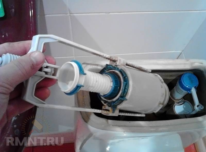 La cuvette des toilettes coule constamment : que faire et comment y remédier soi-même (+ vidéo)