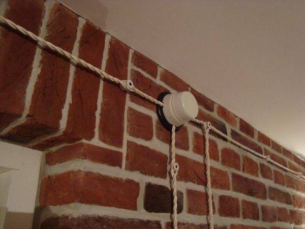 Câblage rétro ouvert dans une maison en bois: élégant et insolite