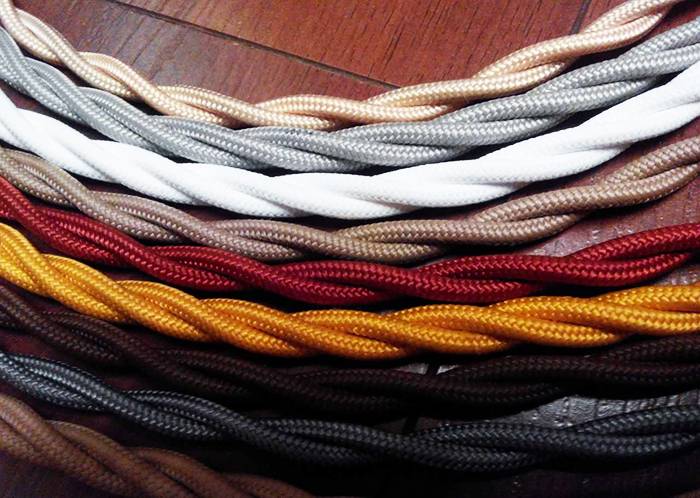 Câblage rétro ouvert dans une maison en bois: élégant et insolite