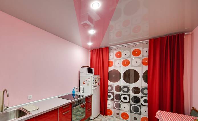 Plafonds tendus dans la cuisine: caractéristiques de choix, de conception et d'installation