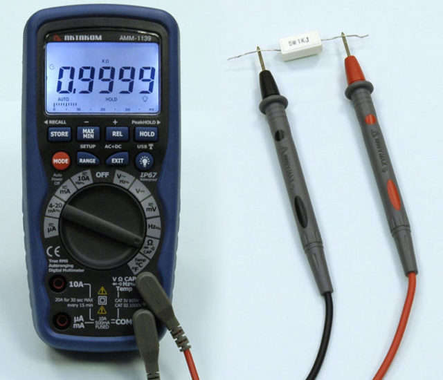 Comment mesurer la tension avec un multimètre dans une prise