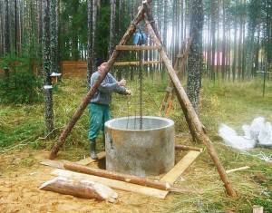 Bien faire soi-même dans le pays: un guide pour aménager un puits typique à partir d'anneaux