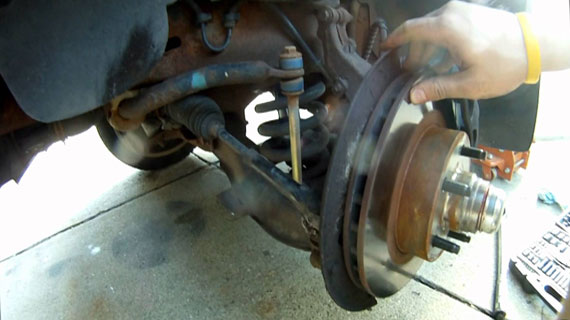 Pourquoi le réfrigérateur cogne : recherche des causes et des méthodes pour éliminer les cognements