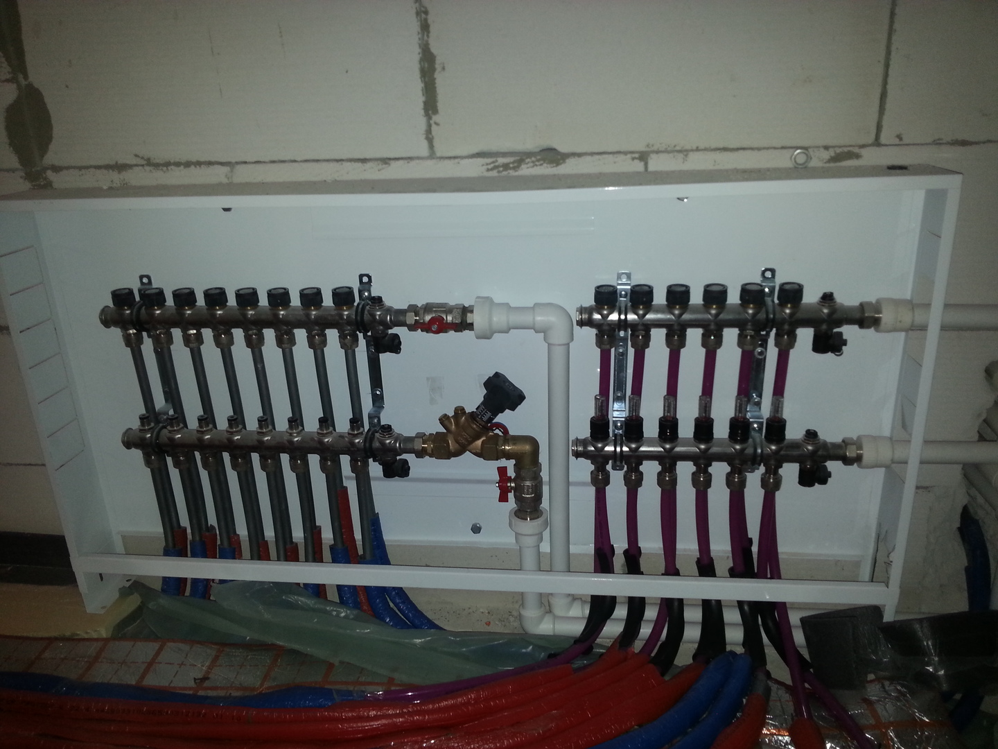 5 schémas de chauffage avec chauffage au sol et radiateurs dans une maison particulière